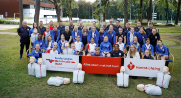 Groepsfoto Oranje Vrouwen onder 19 na het volgen van een reanimatiecursus