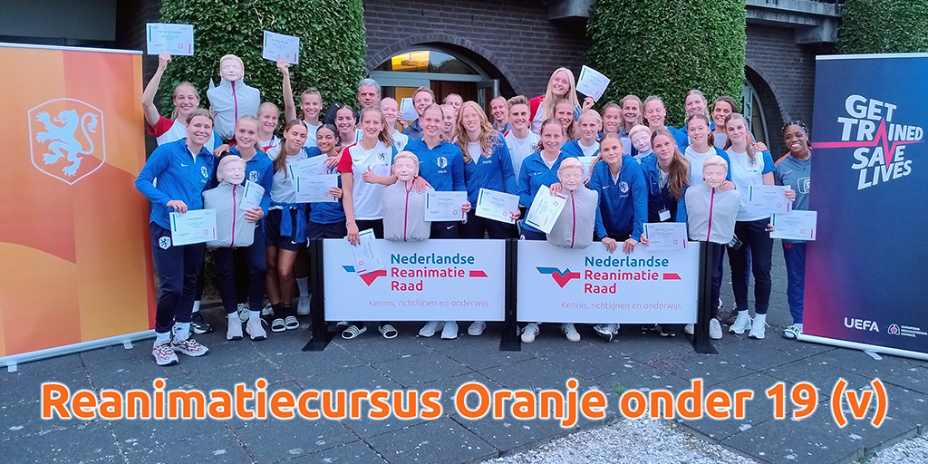 Groepsfoto Oranje onder 19 (v) na reanimatiecursus